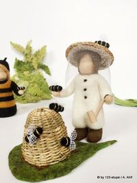 Filz Figur Imker mit Bienenkorb, Jahreszeitentisch